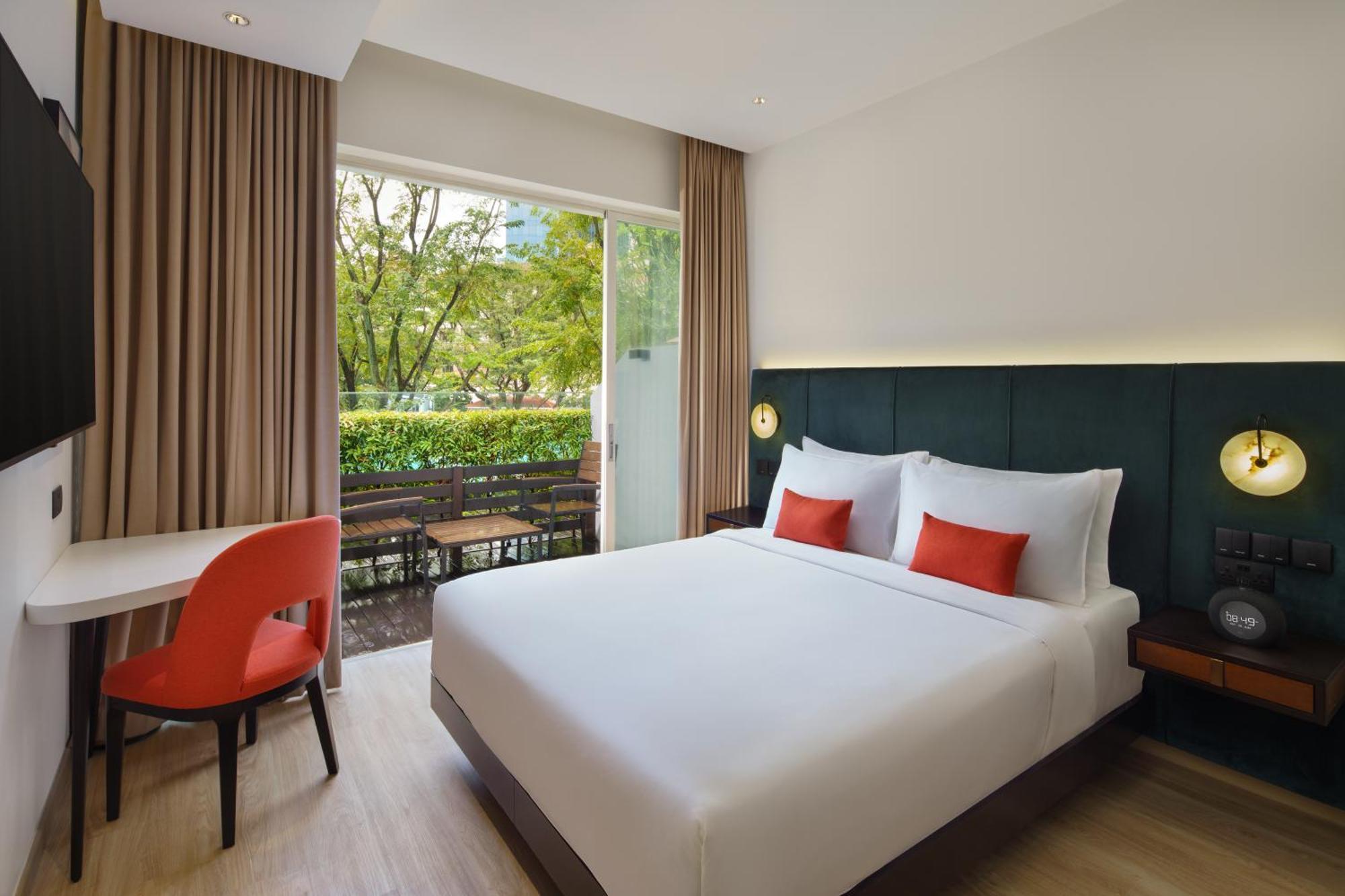 Premier Zimmer mit Queensize-Bett und Zugang zum Patio und zum Pool